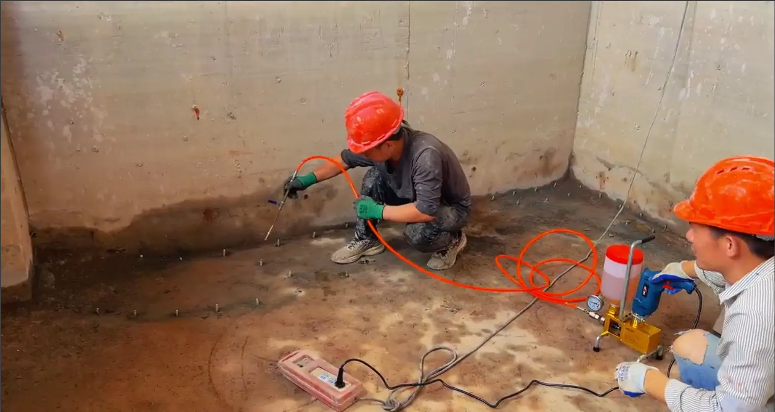 Operarios usando bomba de inyección para resinas epóxicas en obra – Herrcont