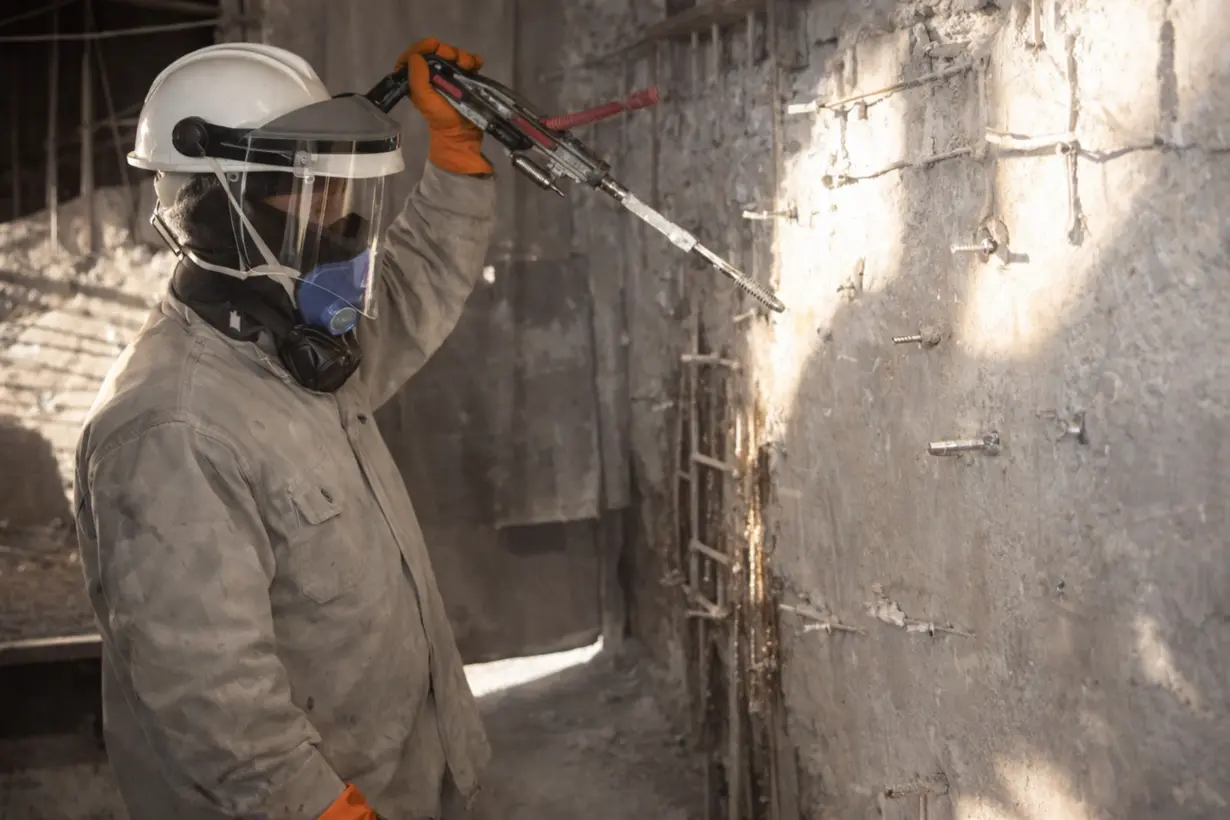 Aplicación de equipos de inyección de resinas en obra de concreto para sellado de fisuras