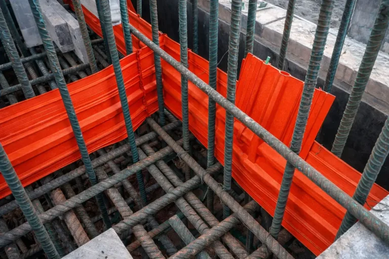 Fijación de Waterstop PVC entre acero de refuerzo antes del vaciado de concreto