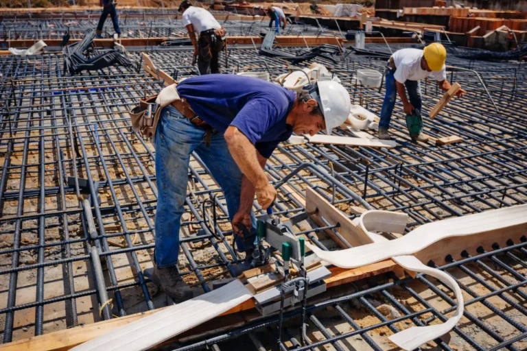 Obreros usando el splicing iron para soldar waterstop PVC en obra