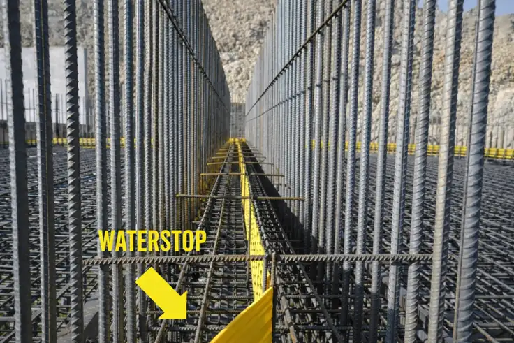 Waterstop de PVC amarillo instalado en juntas de concreto para impermeabilización